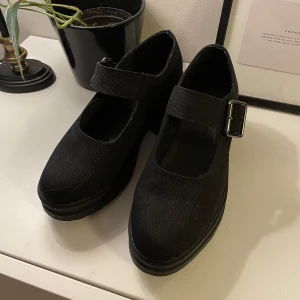 Maryjanes från ASOS - Använda en gång  Storlek 38 Söta maryjanes i kanske canvas (?) supersöta 