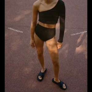 Assymetrisk topp - HELT OANVÄND topp från zara som både passar till vardags och till lite finare tillfällen💗prislappen är kvar