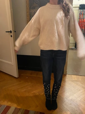 Jeans med pärlor - Dessa supercoola jeans är från Lindex men köpta second hand och är endast använda ett fåtal gånger. Jag är 160 cm på bilden💗