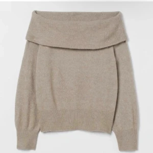 Offshoulder-Stickad tröja - Säljer nu min slutsålda stickade offshoulder tröja från HM, Sitter super fint men kommer inte till användning. Kan gå ner i pris!