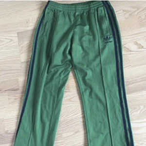 Adidas trackpants - Säljer mina gröna adidas trackpants efter som dem inte kommer till användning. Skulle passa någon som är 160-165