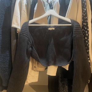 Bolero  - Snygg mörk grå joker från hm använd ett fåtal gånger får bara ingen användning av den den är i storlek S och ny pris 300kr köparen står för frakten❤️