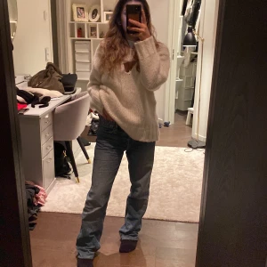 Lågmidjade jeans  - Lågmidjade lite mörkare blåa jeans i superbra skick. 