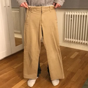 Byxor  - Liten fläck på högra knät ca 4 mm. 