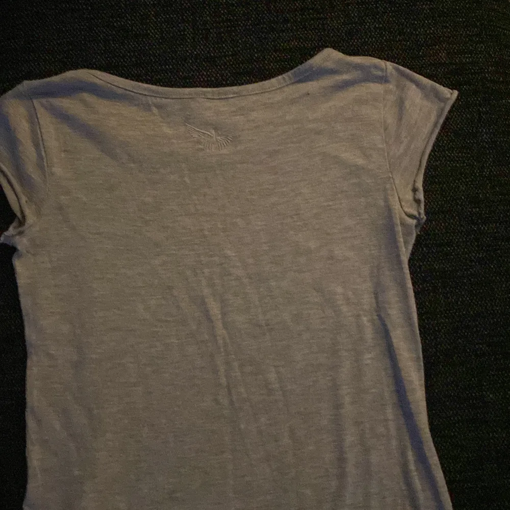 Detta är en grå t-shirt i storleken xs. T-shirts.