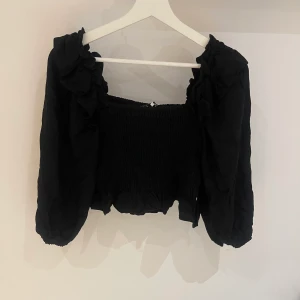 Zara Crop Top - Zara Crop Top som är väldigt snygg. Färgen är svart och storleken är S. Nypris: 700kr.