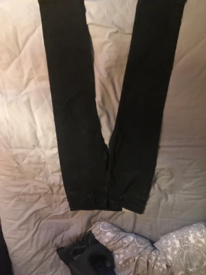 Jeans - Svarta jeans lite tvättade 8/10