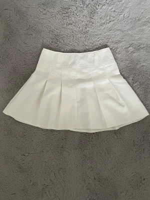 Kjol - Vit tennis kjol i storlek M. Använd fåtal gånger och i bra skick.