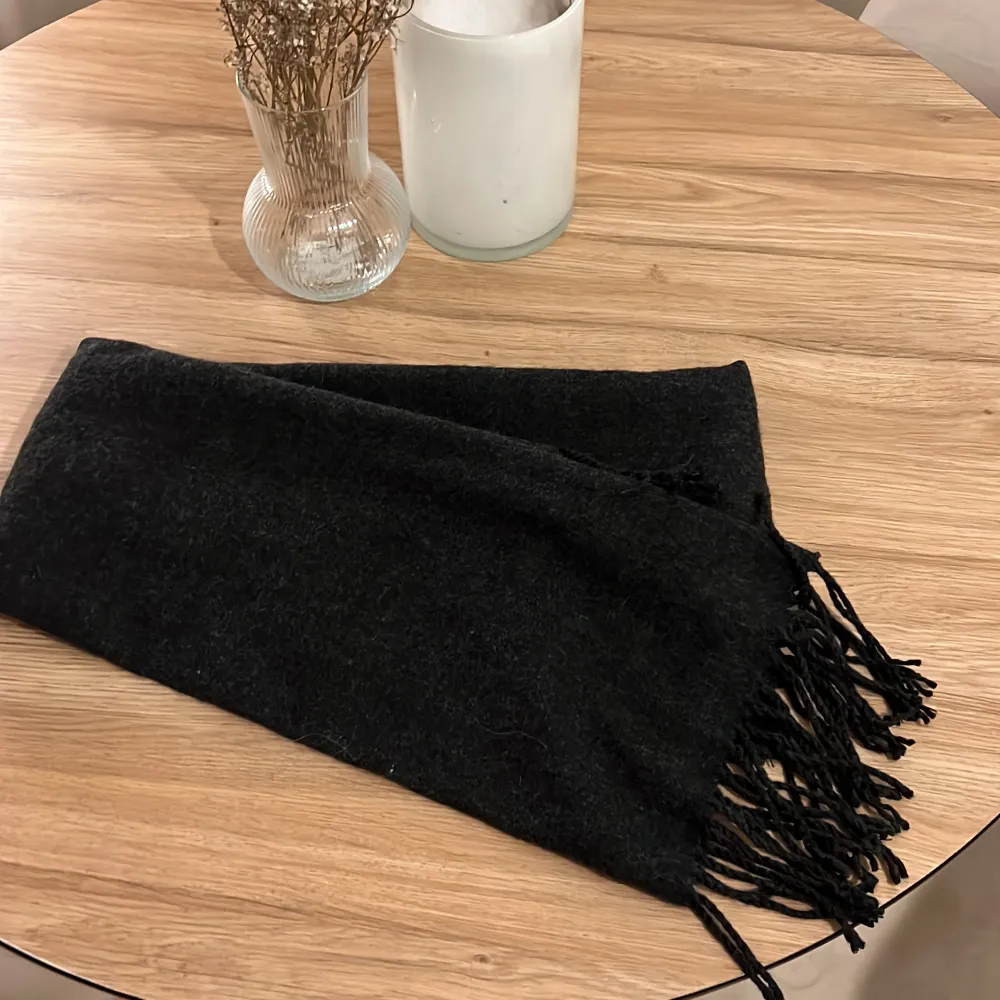 Stor oanvänd halsduk i typ grå/washed black. Accessoarer.