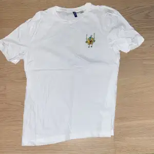 vit t shirt med spongebob tryck, nyskick har använt få gånger, säljer oh kommer inte till användning 