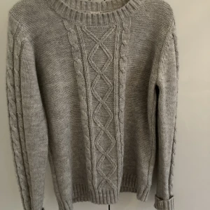 Stickad tröja - Grå stickad tröja, strl M men skulle säga mer XS-S