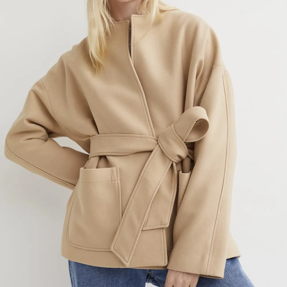 Säljer denna snygga kappa som man kan knyta från H&M men i färgen SVART!!! jättefin och snygg att slänga på till nästan allt 💥. Jackor.