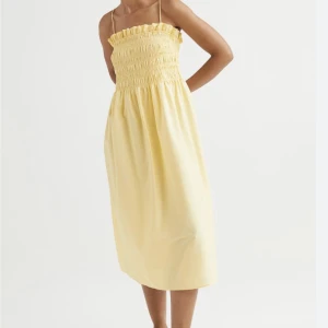 Gul klänning hm - Axelbanden är avtagbara. Behöver bara strykas.  Använd 2 gånger🌸 Stretchig byst passar S-M