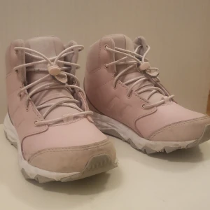 New balance nyskick  - New balance H2o resistant. Använd 2 gr. Stl 29 Färg rosa