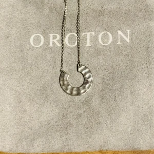 Oroton halsband  - Säljer min silvriga Oroton halsband köpt i utlandet (Australien) annonserad på fler sidor 