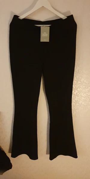 Snygga utsvängda byxor  - Snygga byxor från H&M i stl L. Nyskick.  