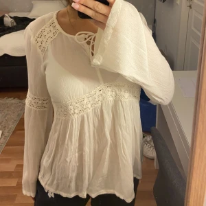 Tröja - Hollister - Jättefin tröja/blus från Hollister i stl XS. Knappt använd och som ny. Säljer pga att den inte kommer till användning. Luftigt och behagligt material. ☺️
