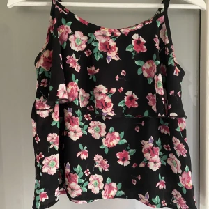 Linne - Somrigt linne med volang över bysten. Banden går att justera 