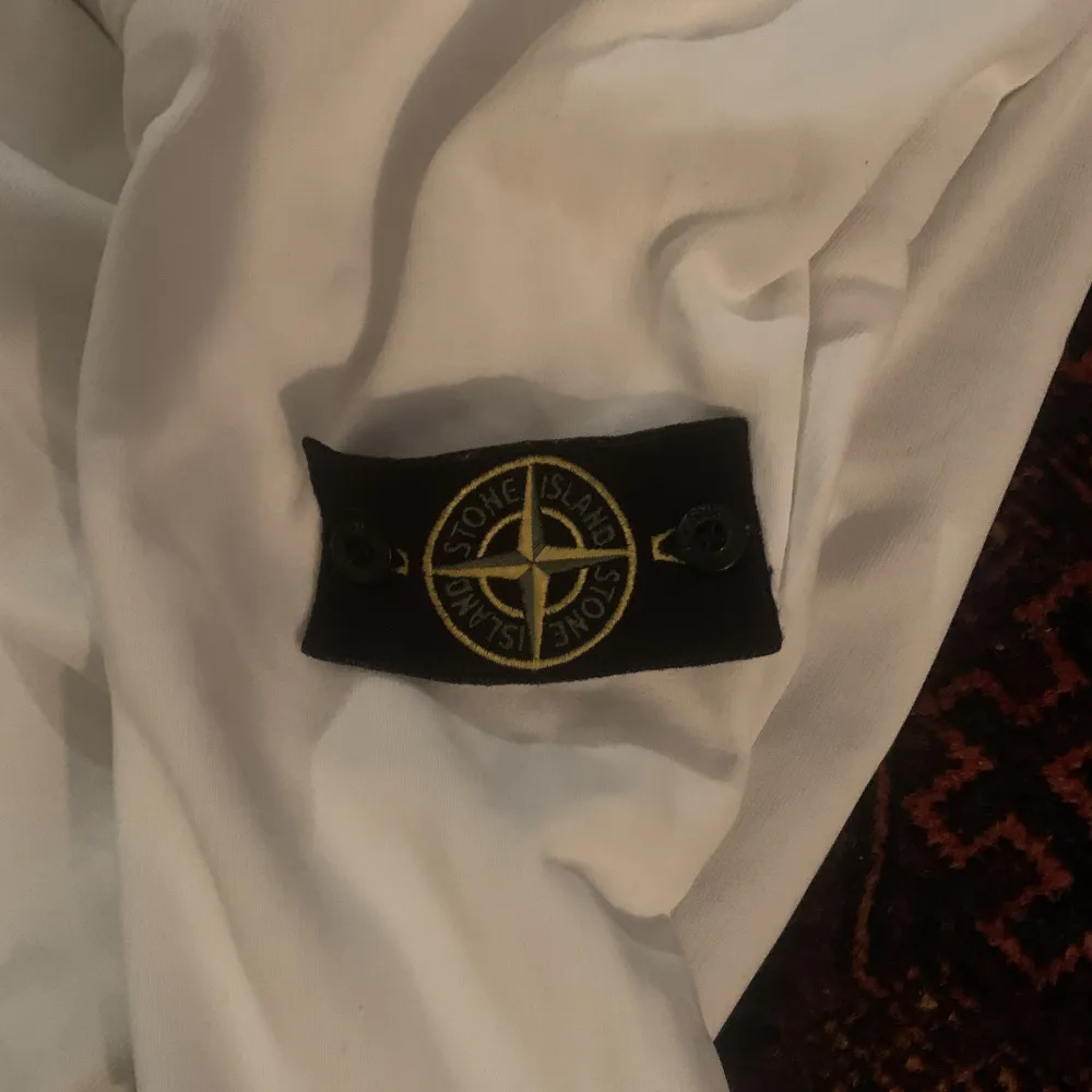 Säljer min stone island tröja för att jag har växt ur den, storleken är M men skulle säga att den passar S också. Det billiga priset beror på att den är sliten vid arm ändarna . Hoodies.