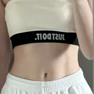 Bandeu top från nike - Så fin bandeu top från nike, storlek m, passar såväl stor byst som liten då den sitter ganska tight💗 nyskick och aldig använd✨💗köparen står för frakt 