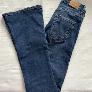 Bootcut jeans - Mörkblåa bootcut jeans i storlek S men är mer som xs. Bra skick, inga defekter. Köpare står för frakt. Skriv privat vid intresse eller frågor💕