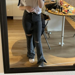Svarta jeans - Svarta jeans från shein. använt nån gång men förstora i midjan