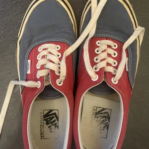 Vans  - Vans style 95 i rött och blått. Storlek 39. Inte använda särskilt mycket och överlag väldigt bra skick, men lite slitna som framgår på bilderna.  