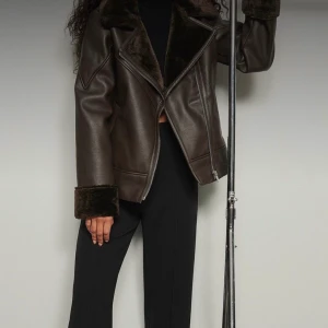 JACKA - Skinnimitation jacka i fantastiskt brun färg från NA-KD. Har ”päls” i hela jackan vilket gör den varm och skön! Anvönd endast denna höst.