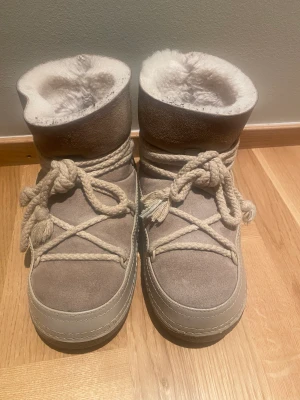 Inuikkii skor  - Såså fina inuikki skor. Använda men inga defekter som syns. Köptes för 3500 o säljer för 2000kr!! kom med egna bud annars 