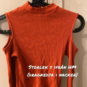 Ribbad långärmad tröja öppna axlar  - Ribbad långärmad tröja med öppna axlar, guldig dragkedja i nacken