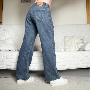 Levis jeans - Jättefina och iprincip nyskick utom att de är klippta i benen, säljer för att de är förstora för mig, jag är 165 och de är bra i längden för mig.