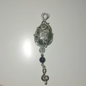 kristall hänge/berlock - rhyolit kristall samt handgjort hänge. 