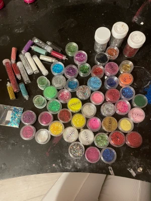 Glitter  - Nagel eller pyssel glitter 10kr st Sista bilden är det som är kvar.