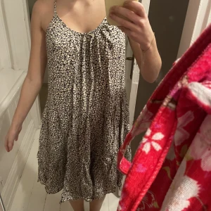 Blommig klänning  - Blommig längre klänning perfekt till sommaren. Sparsamt använd. (Samma här, lite skrynklig).   