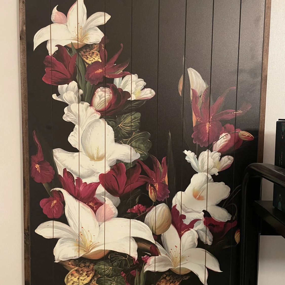 Blommig tavla med blommor gjort av trä