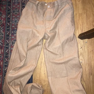 Kostymbyxor bootcut, beige - byxor i filt. kostymbyxor. coola med bootcut där nere