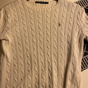 Kabelstickad Ralph Lauren  - 💥Beige vit färgad Kabelstickad tröja från Ralph lauren Väldigt fint skick och fri från fläckar eller andra skador Stl L men mera som M 💥  Tryck inte på köp direkt