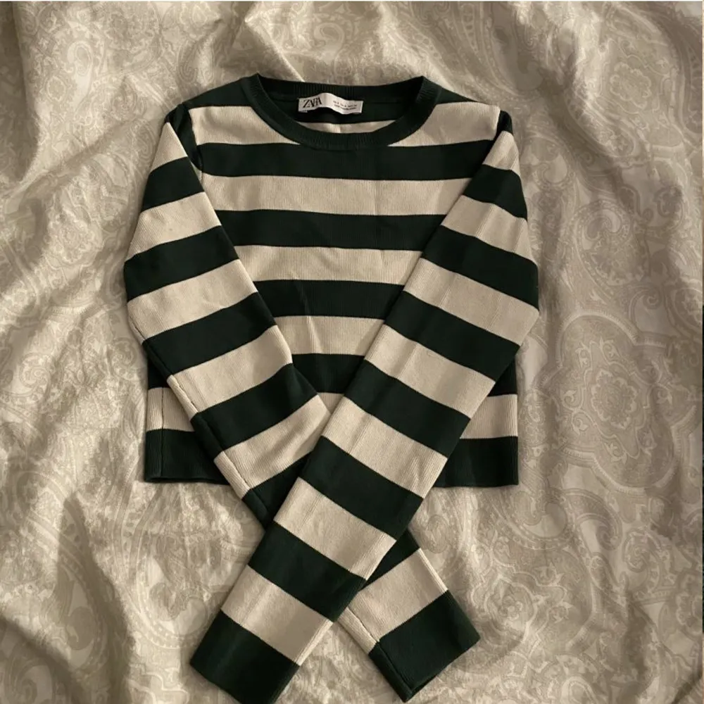 Lånade bilder! Jag sälje min fina randiga tröjan från Zara 🫶🏻köpt för 250. Tröjor & Koftor.