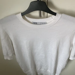 Vit stickad T-shirt  - Använder inte lika mycket mer, från zara❤️