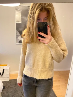 Tjock tröja  - Jättefin beige polo  tröja som passar perfekt nu till vintern💓