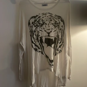 Lauren Moshi tunn stickad längre tröja  - Lauren Moshi långärmad lätt stickad tröja. Längd längre baktill. 