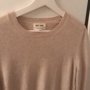 Soft goat tröja  - Beige finstickad tröja i Cashmere från Soft Goat. I fint skick och endast använd ett fåtal gånger, storlek M men passar även S. Den har sömmar längst armarna samt sidorna av tröjan, frakten kostar 60kr och är spårbar. Skriv för fler bilder eller frågor ⭐️