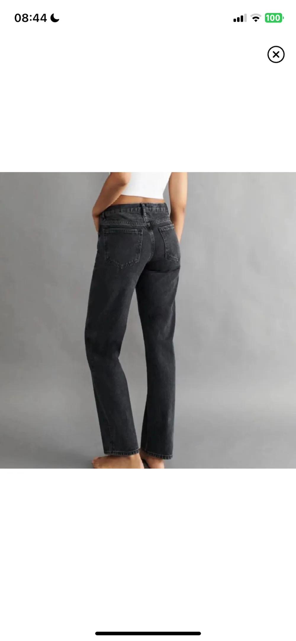 De populära low waist straight jeansen från Gina!! Köpta här på Plick men jag har inte använt dem pga att de inte passa.Små tecken på användning från tidigare ägare finns men de är i fint skick  Är stl 38 men rekommenderar för stl 36 Sista bilden är lånad. Jeans & Byxor.