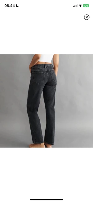 Low Waist straight - De populära low waist straight jeansen från Gina!! Köpta här på Plick men jag har inte använt dem pga att de inte passa.Små tecken på användning från tidigare ägare finns men de är i fint skick  Är stl 38 men rekommenderar för stl 36 Sista bilden är lånad
