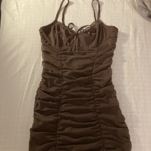 Klänning  - Har använt den bara nångång, jag köpte den utan att tänka att använda den  