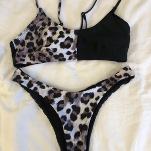 Shein bikini  - Bikini från shein som inte används längre, har endast testat överdelen men den var tyvärr för liten och underdelen är använd fåtal gånger. (Har tvättat den). Det är storlek m men skulle säga att det är mer en s☺️