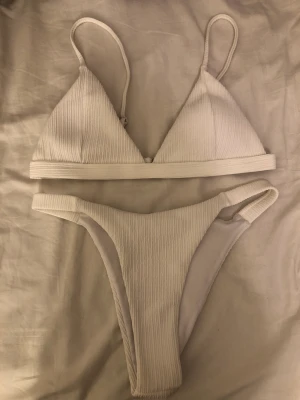 Shein bikini - Superfin bikini från shein som var för liten för mig tyvärr, överdelen är en s skulle jag säga men underdelen en m. Har endast testat den☺️