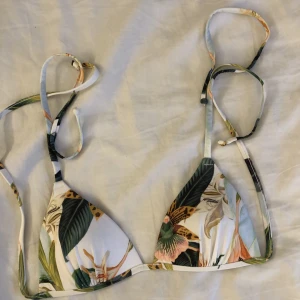 Bikiniöverdel H&M - Superfin bikiniöverdel från H&M, använd fåtal gånger☺️