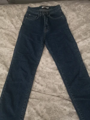 Blåa jeana - Högmidjad Jeans i bra skick, inte särskilt använda, lite stora i storleken. Bra längd för mig som är 163cm. 