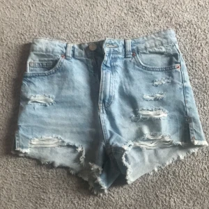 Highwaist blå jeansshorts  - Super söta high-waist shorts som jag köpte och sedan dess har de legat i min garderob. Helt nya, aldrig tvättade. Dem var bara för små för mig och satt för tight, bra skick. Man betalar för frakt själv, kan fixa fler bilder 🫶🏻